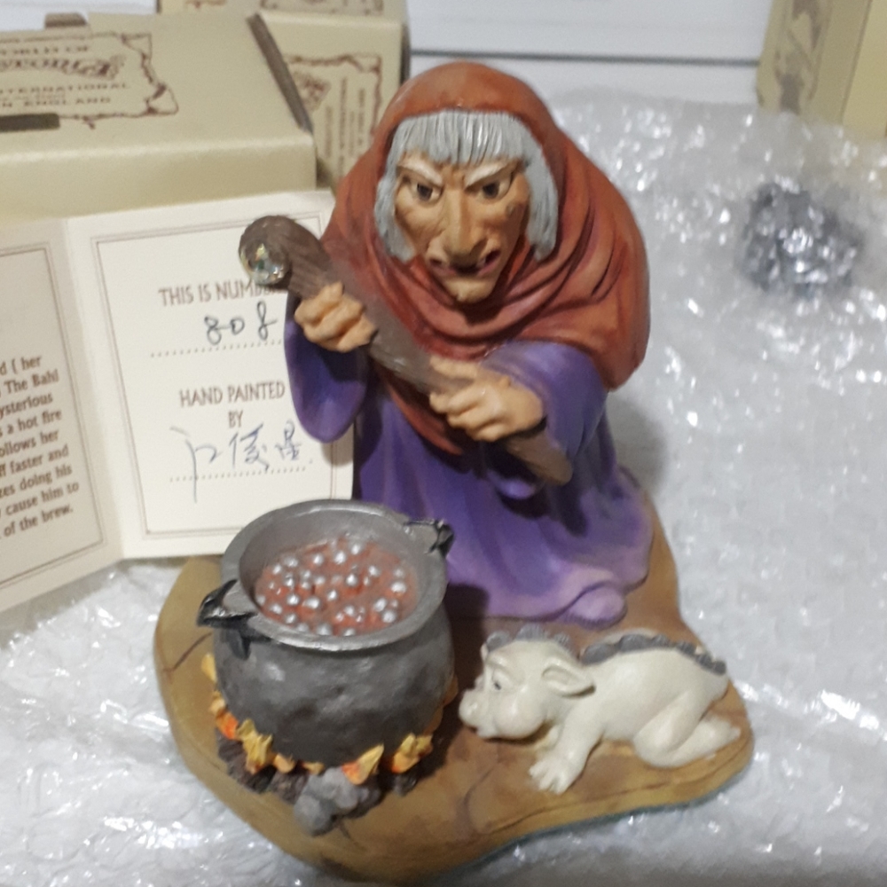 KRYSTONIA figurine